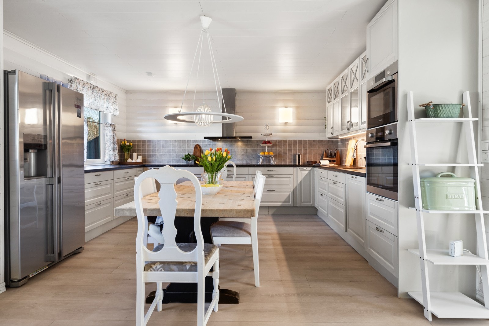 Kjøkkenet er stort og gir plass for hele familien. Galleribilde