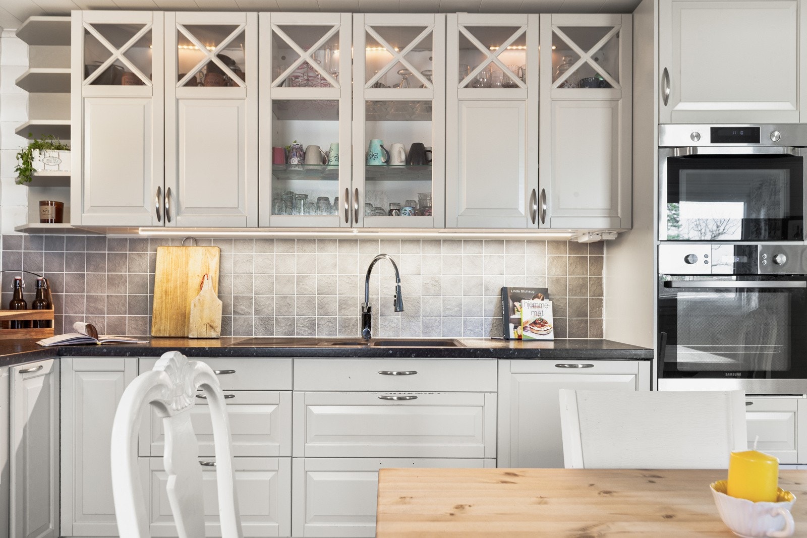 Innredningen har profilerte fronter og benkeplate av laminat. Galleribilde