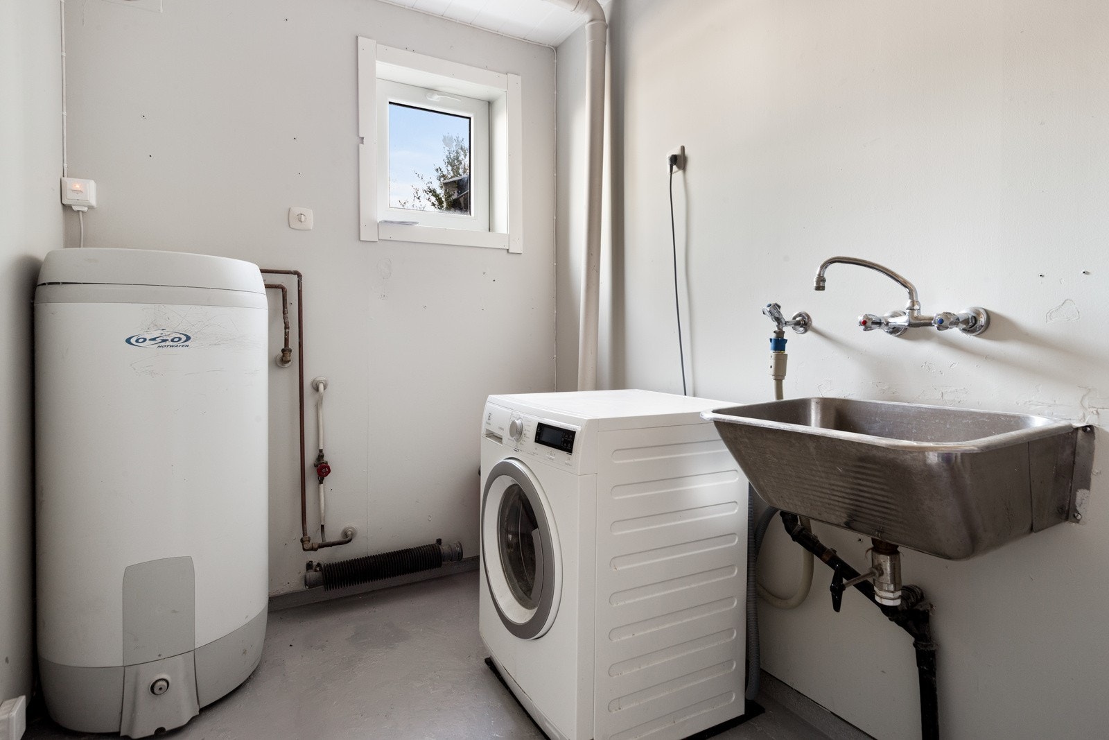 Praktisk vaskerom i tilknytning til inngangsparti. Galleribilde