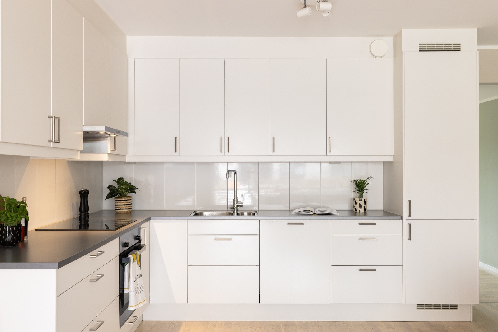 Delikat kjøkken med integrerte hvitevarer. Galleribilde