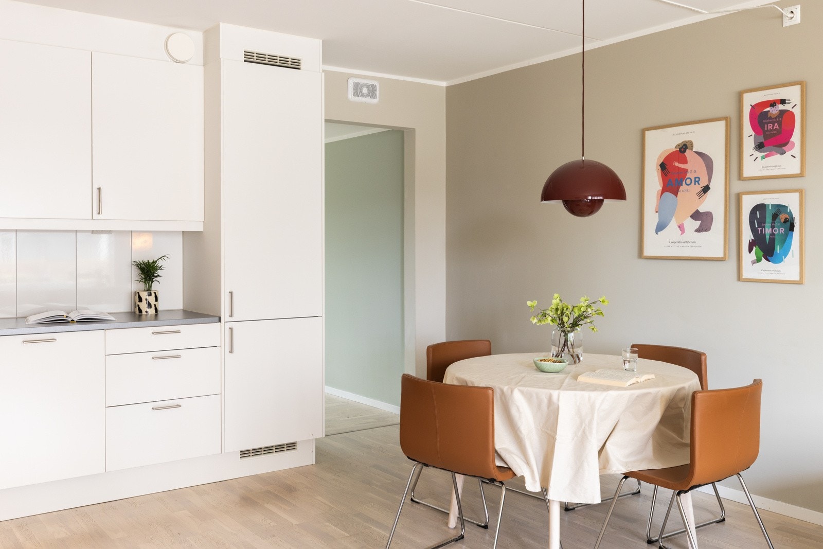 Her er det plass til eget spisebord. Galleribilde