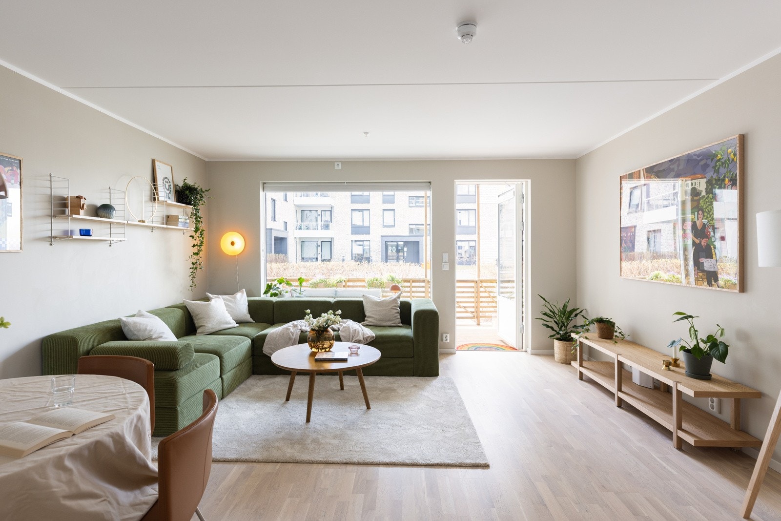 Stuen har store vindusflater som slipper inn rikelig med naturlig lys. Galleribilde