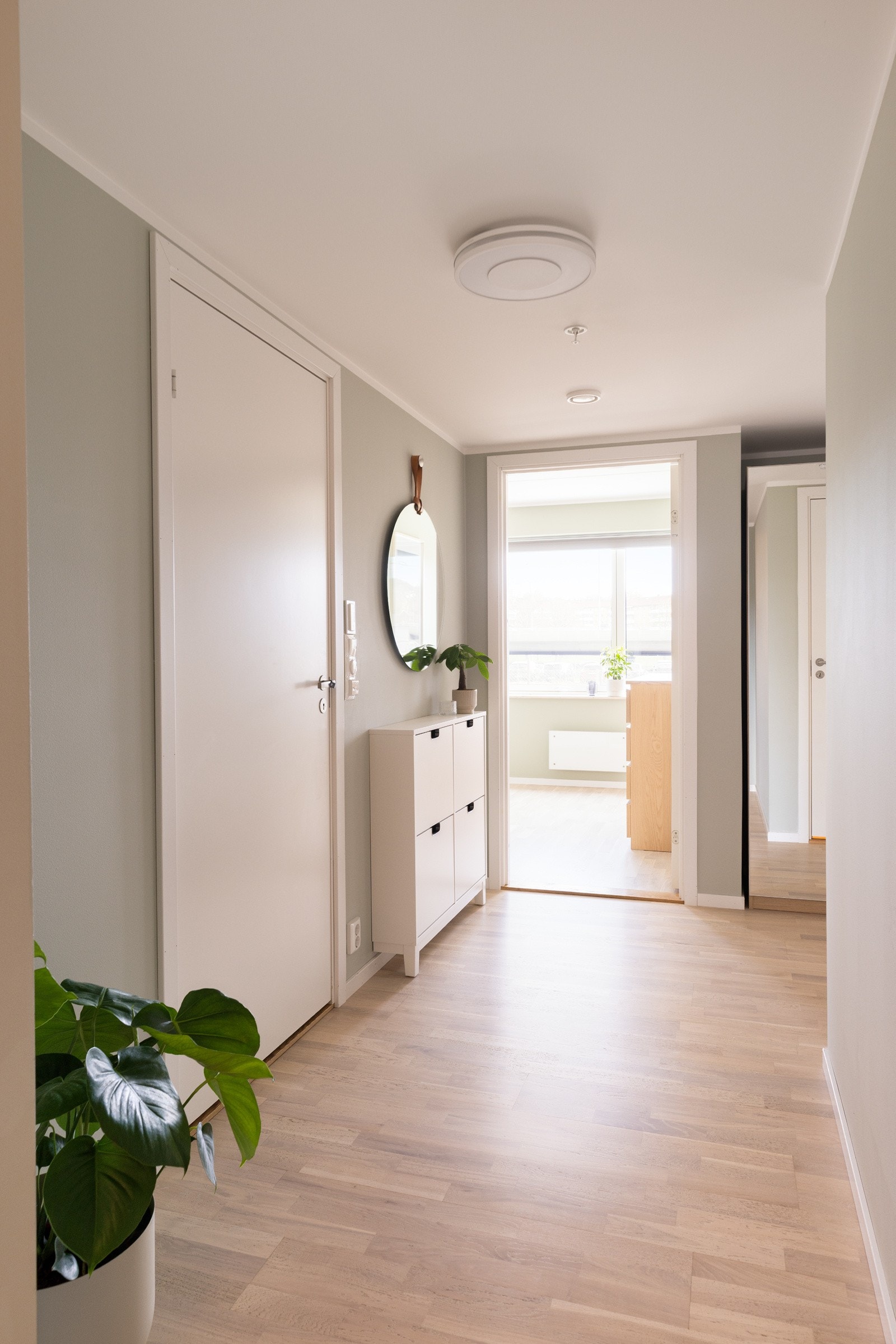 Entreen gir et hyggelig førsteinntrykk av boligen. Galleribilde