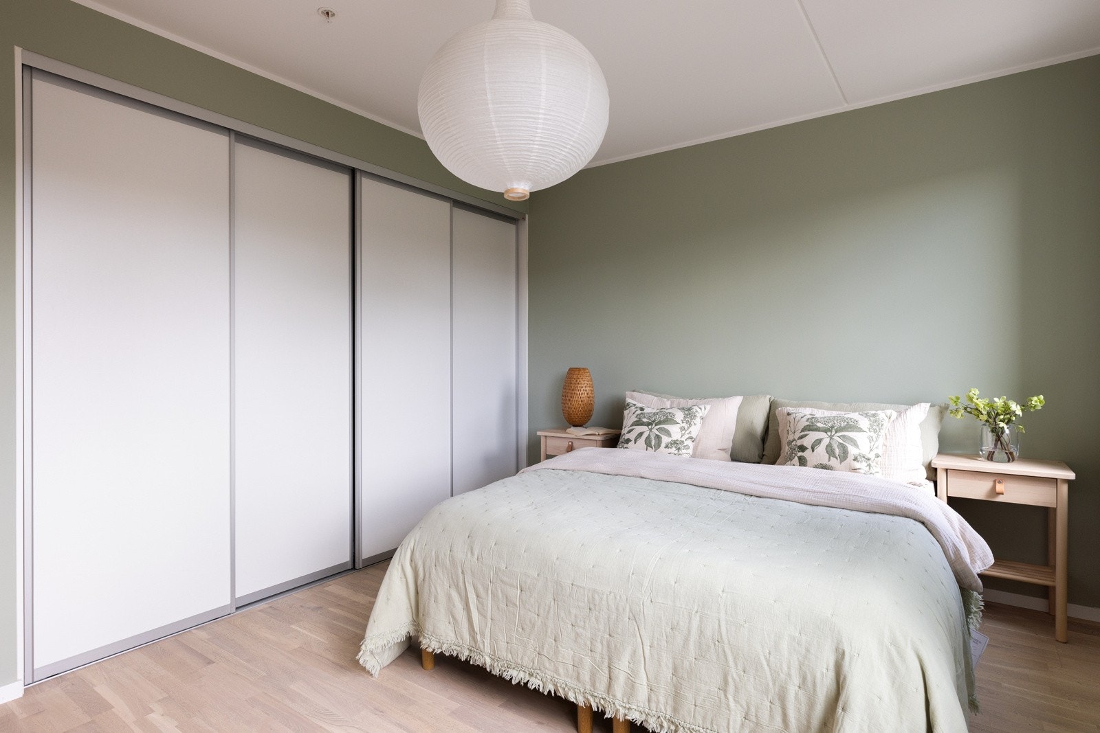 Hovedsoverommet har rikelig med av lagringsplass i garderobeskap. Galleribilde