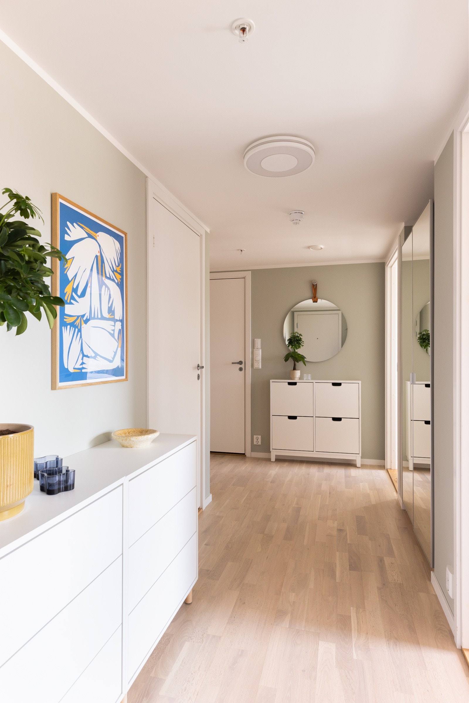 Entreen gir et hyggelig førsteinntrykk av boligen. Galleribilde