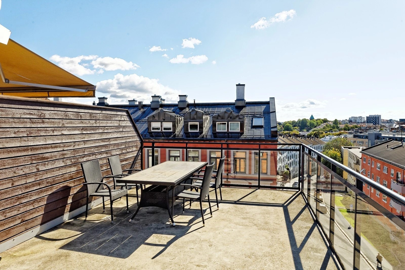 Felles solrik takterrasse til fri bruk. Ta heisen opp og nyt! Galleribilde