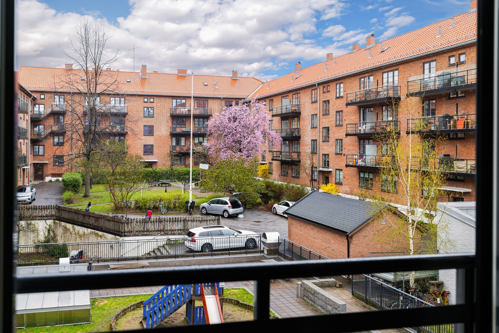 Flott utsikt fra leiligheten mot et rolig, tilbaketrukket gårdsrom. Galleribilde