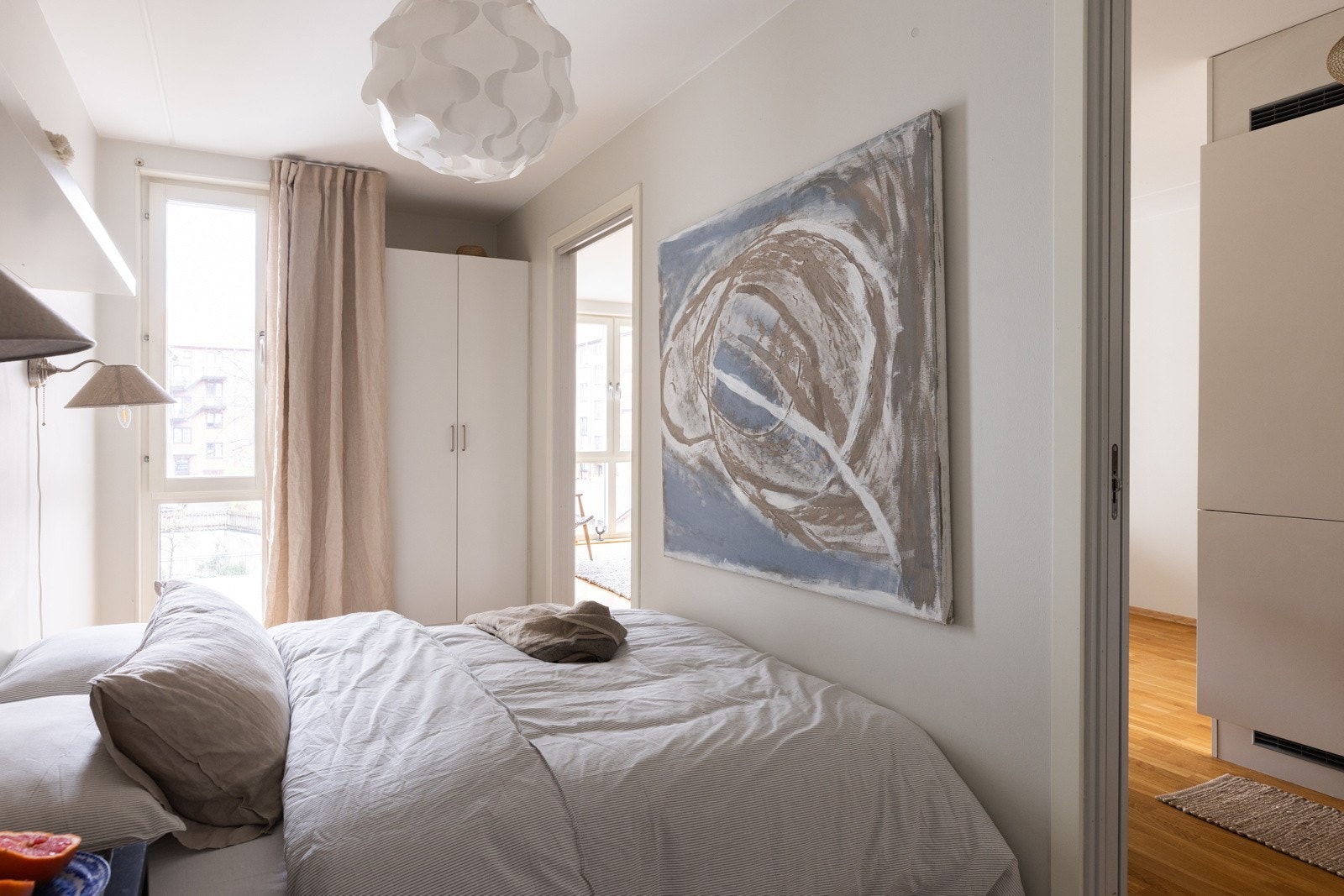 Flott soverom med plass til dobbeltseng. Galleribilde