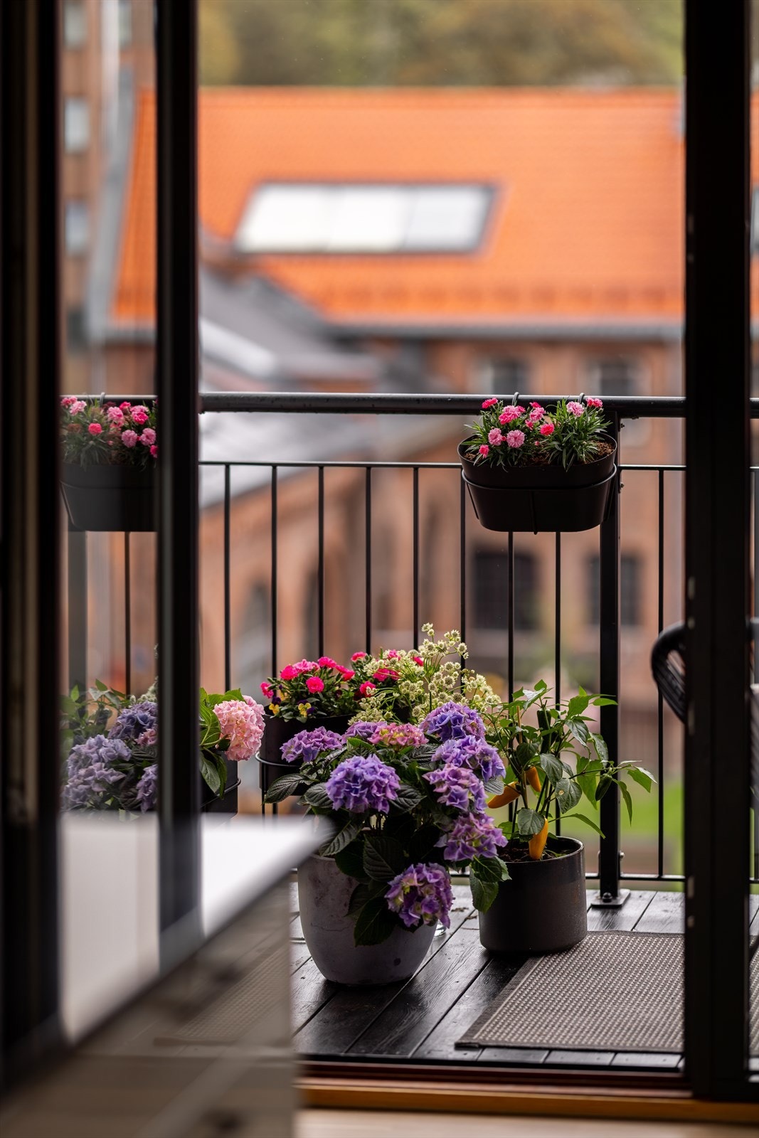 Balkongen har god plass til utemøbler, grill og beplantning. Galleribilde