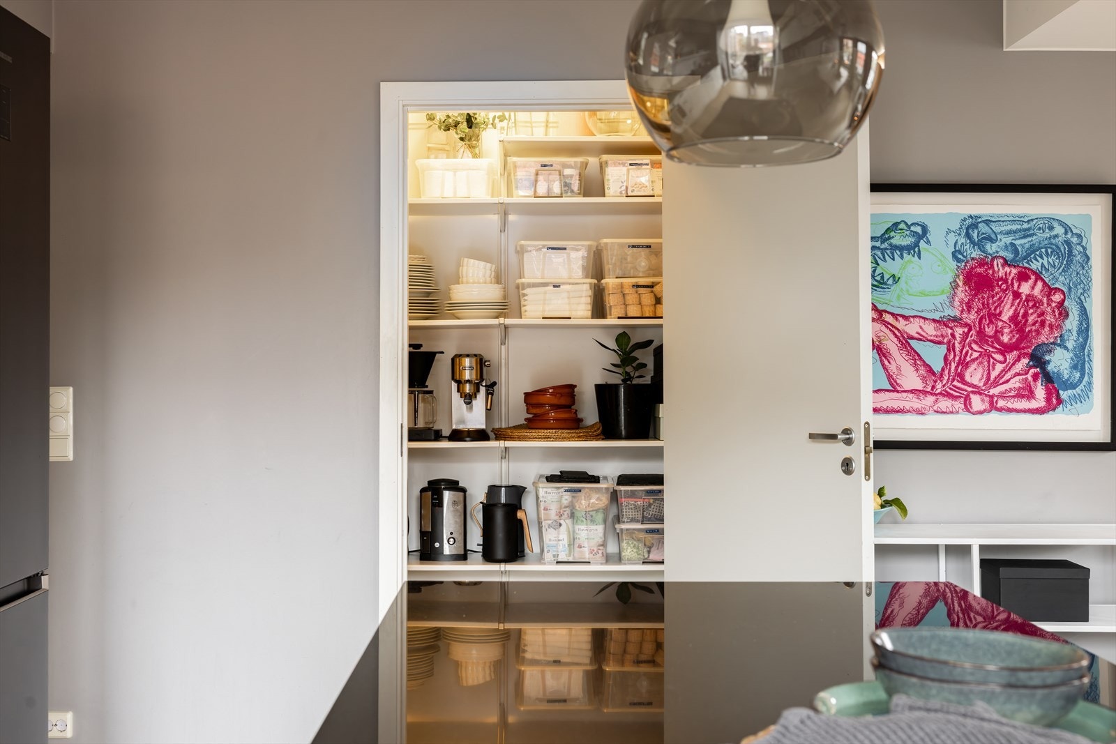 Her er det tilgang til en praktisk bod med god oppbevaringsplass. Galleribilde