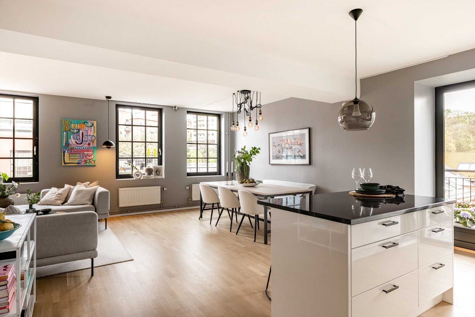 Hele leiligheten holder en høy standard, med gjennomtenkte og moderne farge- og materialvalg. Galleribilde
