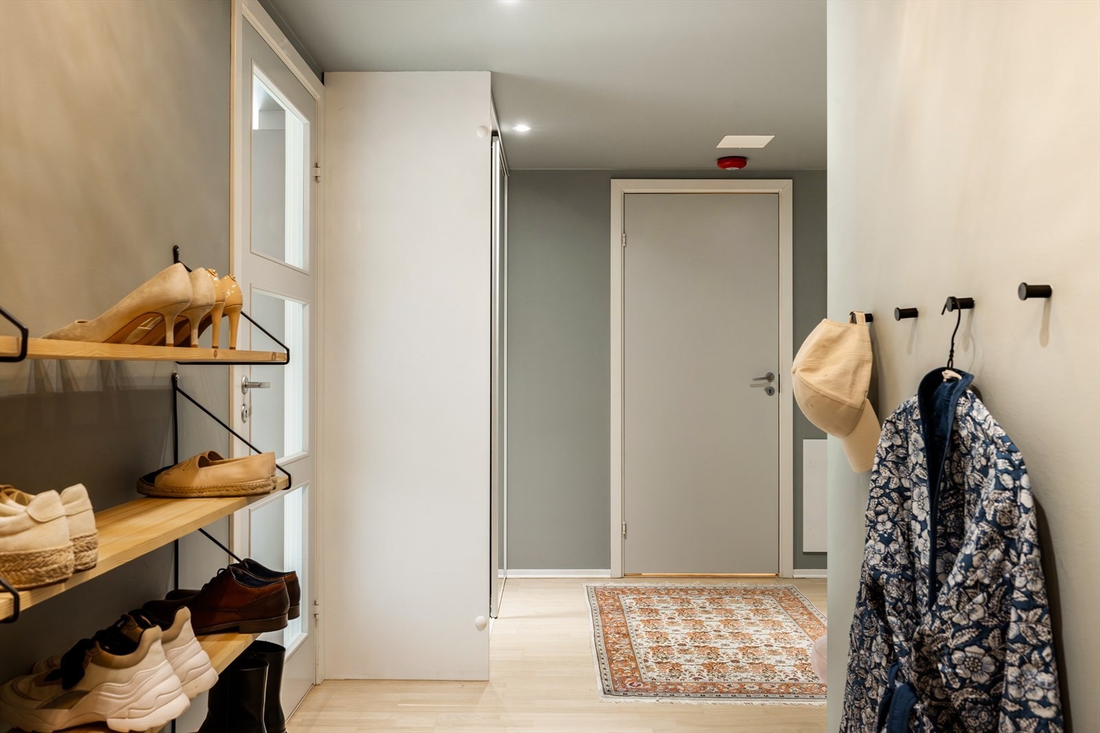 Entréen gir et svært god førsteinntrykk med skyvedørsgarderobe for oppheng av yttertøy og en praktisk hylleløsning for sko. Galleribilde