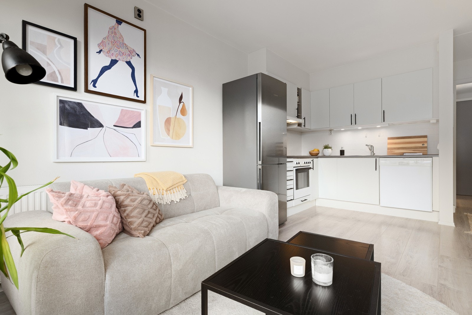 Det er mulighet for kjøp av garasjeplass, ta kontakt med megler for spørsmål. Galleribilde