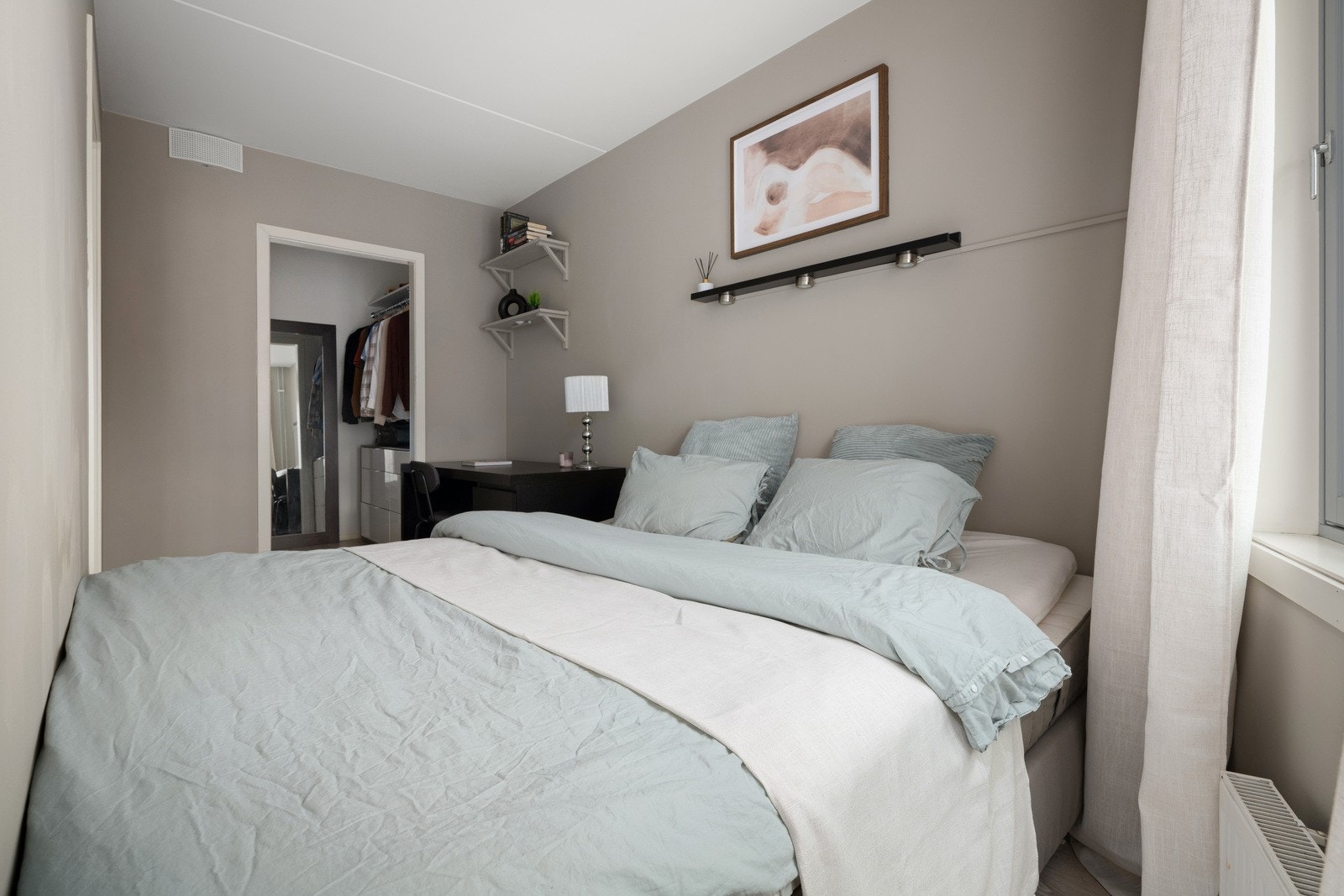 Det er rikelig med mulighet for garderobeløsninger i omkledningsrom tilknyttet soverommet. Galleribilde