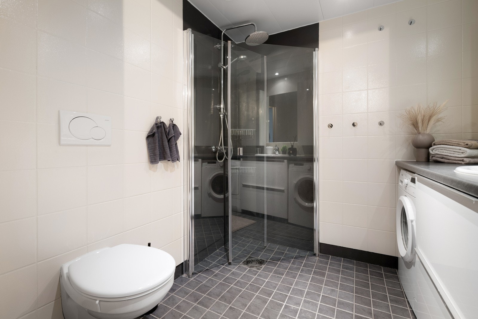 Det er opplegg for vaskemaskin og tørketrommel på baderommet. Galleribilde