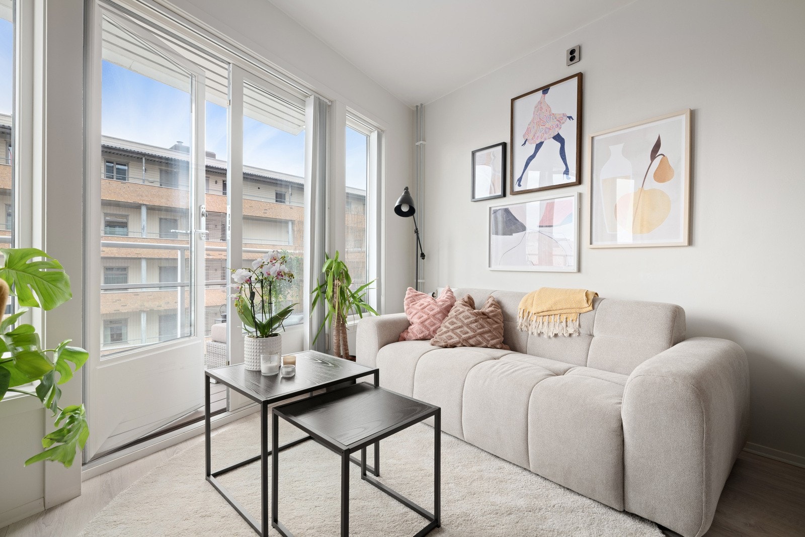 Fra stuen har du utgang til en solrik balkong. Galleribilde