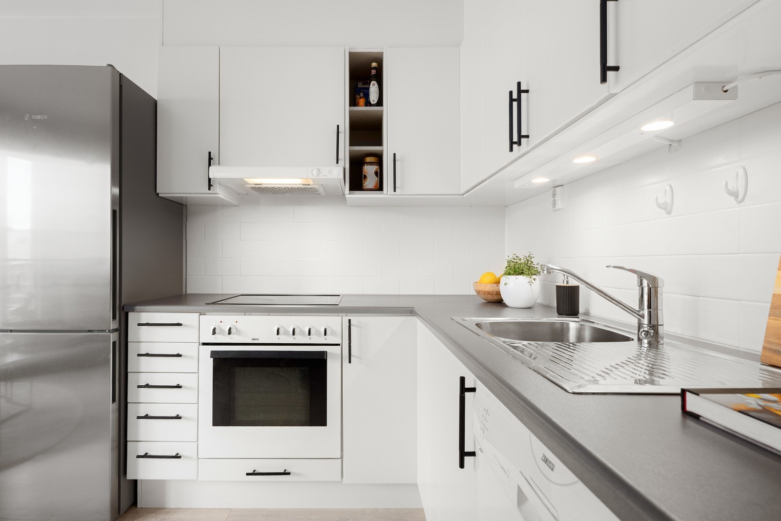 Kjøkkenet har integrert platetopp, stekeovn og oppvaskmaskin. Det er plass til kjøle/fryseskap. Galleribilde