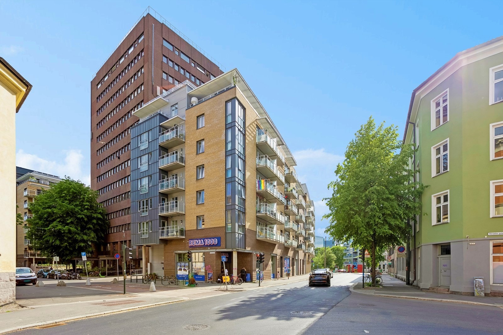 På andre siden av bygget finner du REMA 1000, her kan du nærmest loffe ned i tøflene. Galleribilde