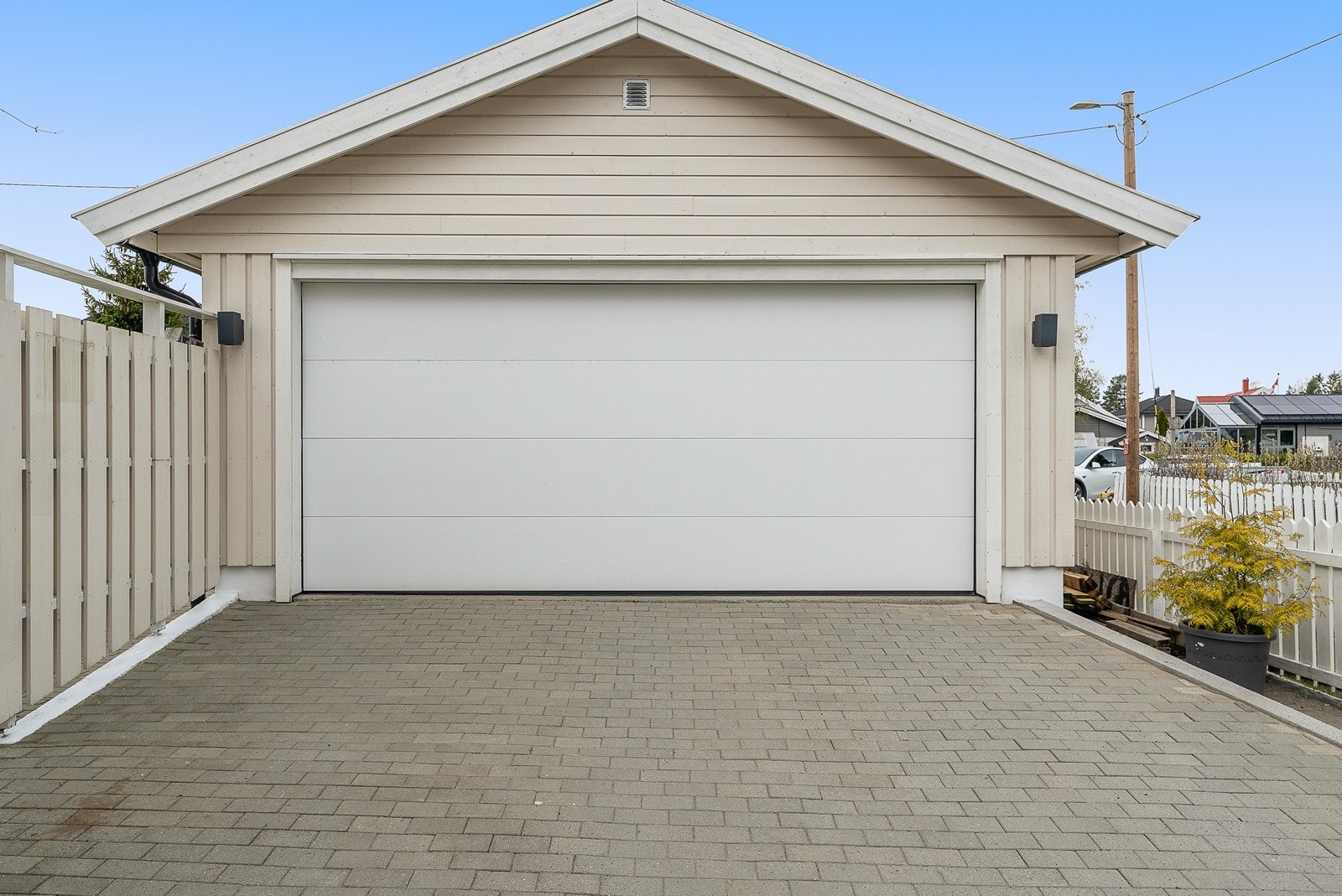 Stor dobbeltgarasje med full kjeller. Galleribilde