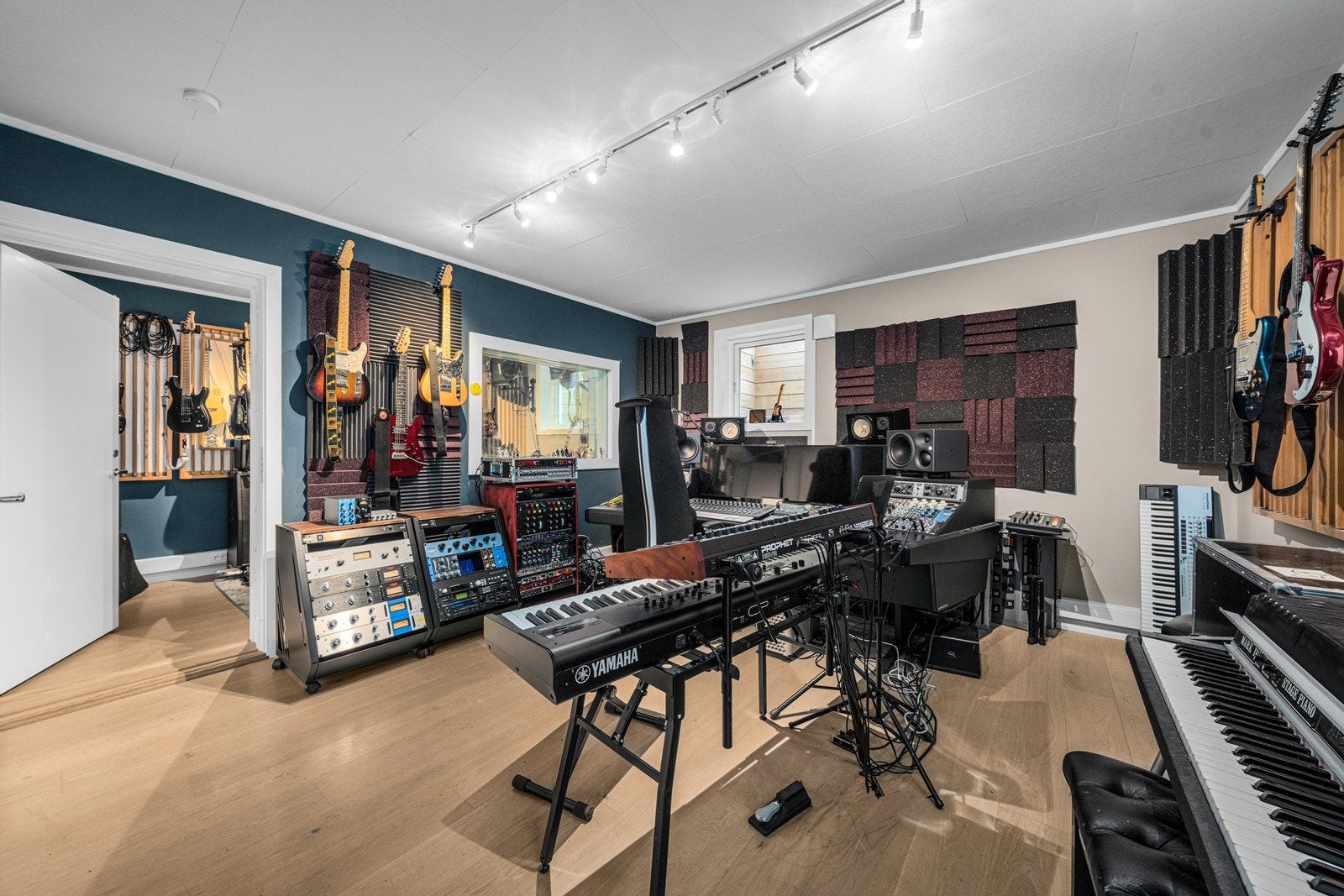 Kjeller under garasje benyttes i dag som studio. Galleribilde