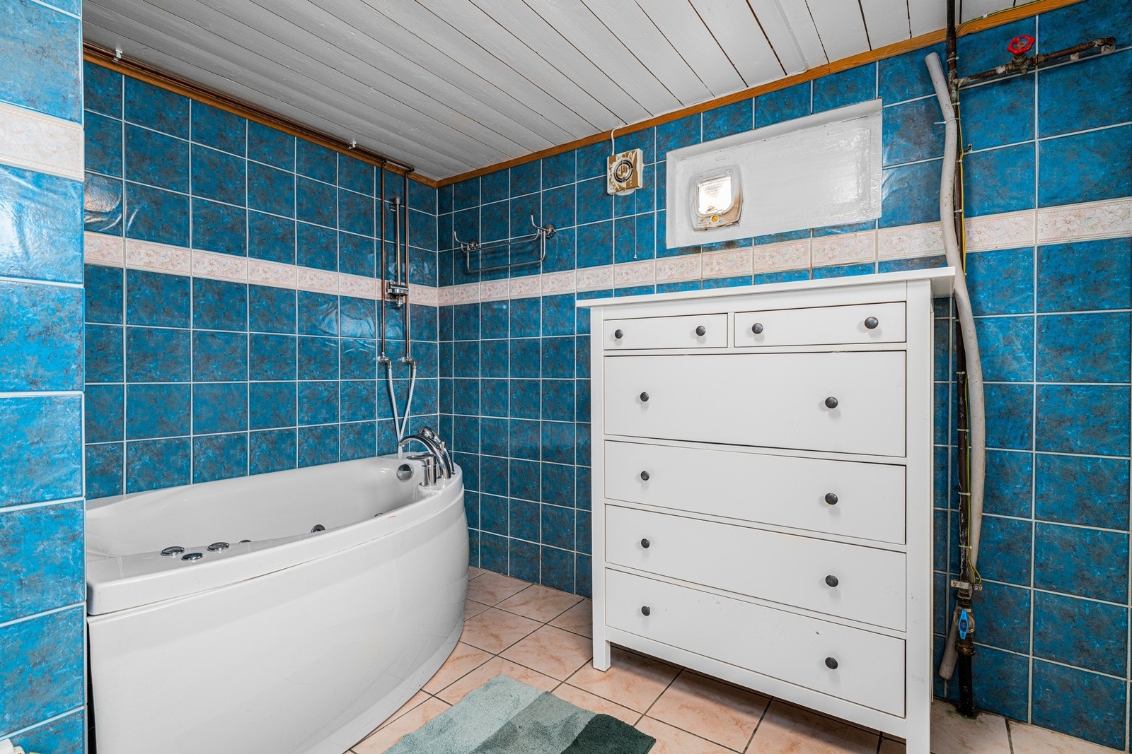 Hjørnekar med boblefunksjon og armatur tilkoblet hånddusj og kran. Galleribilde