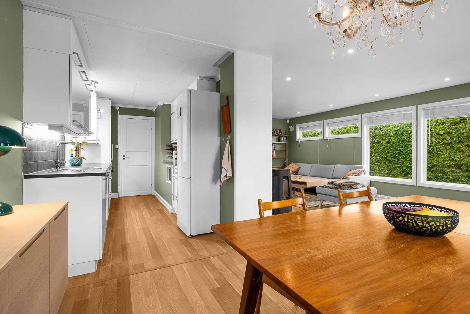 Kjøkkenet har åpen løsning mot spisestue. Galleribilde