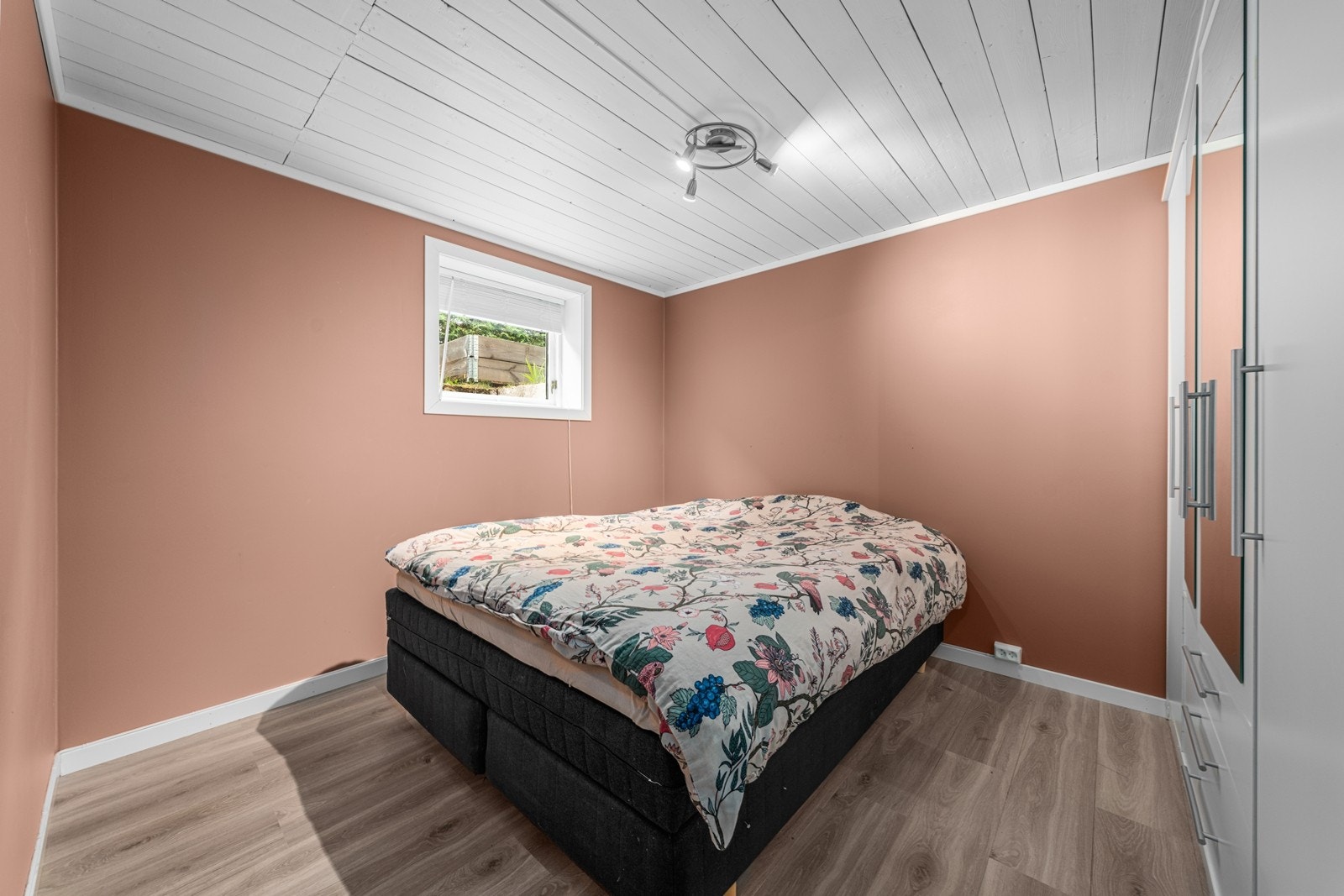 Rom i kjeller benyttet som soverom. Ikke omsøkt eller godkjent av bygningsmyndighetene. Galleribilde