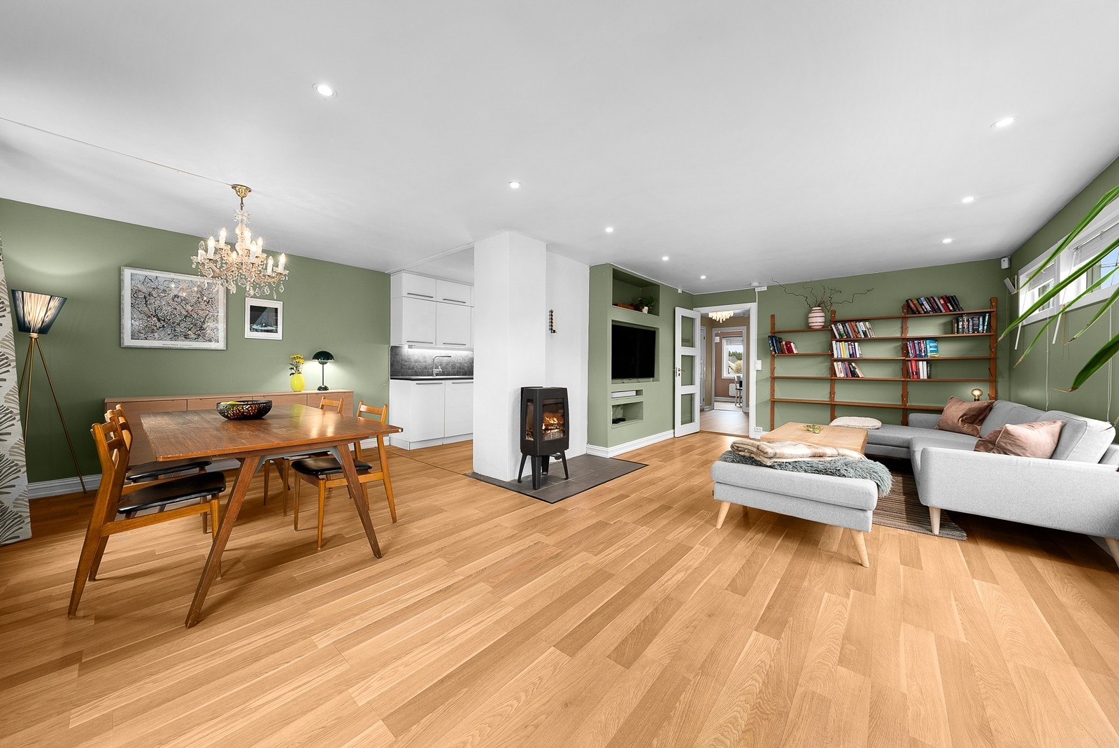 Åpne sosiale rom som gir en lett og luftig atmosfære. Downlights i himling. Galleribilde