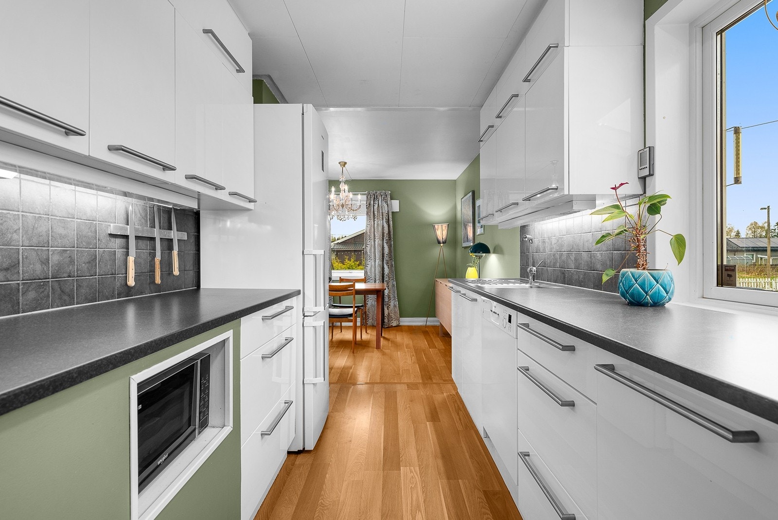 Komfyr og oppvaskmaskin medfølger. Galleribilde