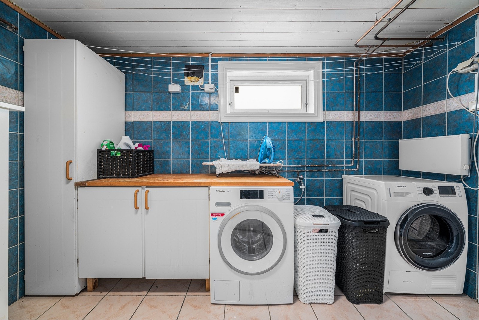 Vaskerommet har flislagt gulv og flislagte vegger. Himlingsflate med malt panel. Innredning med profilerte fronter. Benkeplate av heltre. Opplegg for vaskemaskin og tørketrommel. Oppvarmet med panelovn. Galleribilde