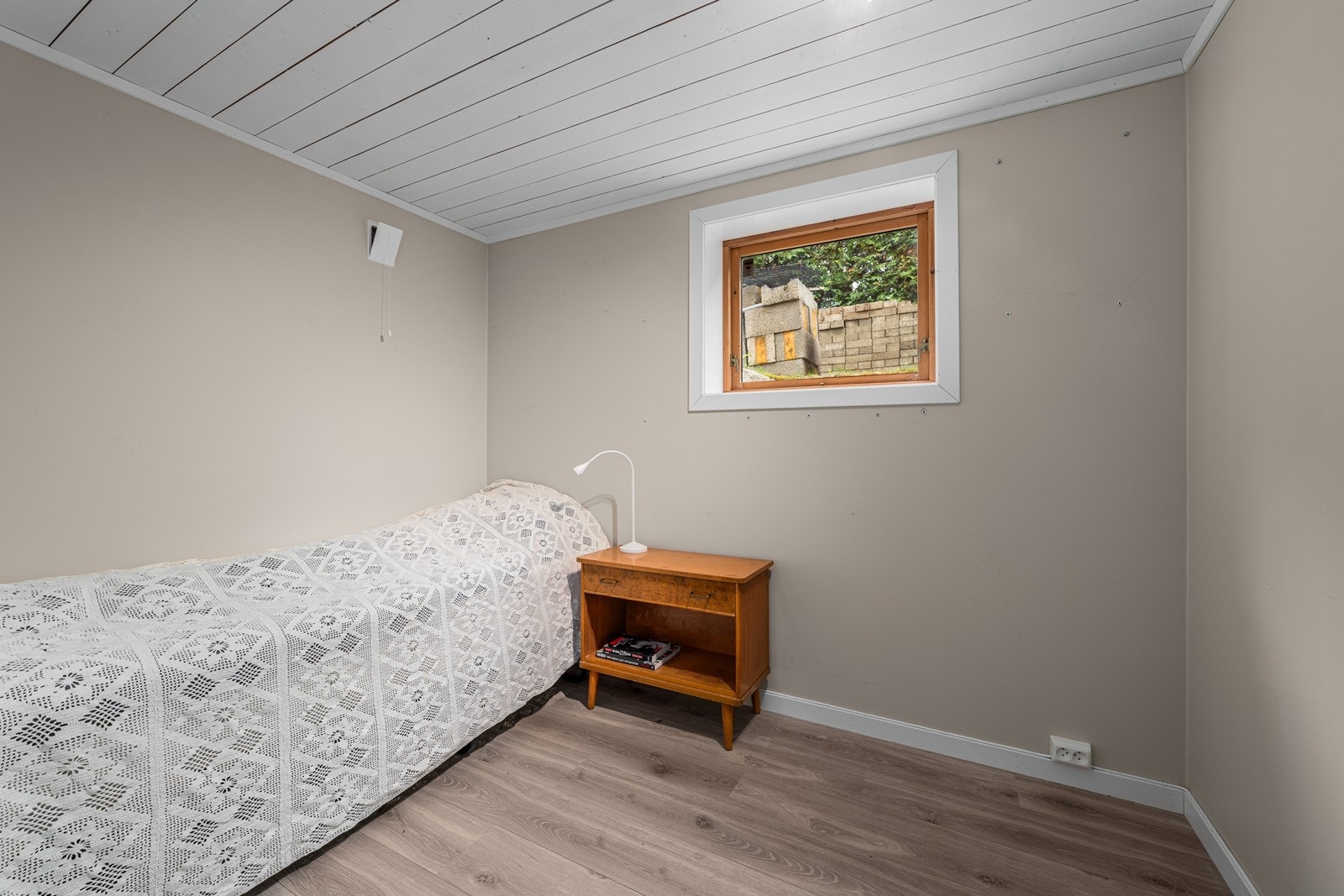 Rom i kjeller benyttet som soverom. Ikke omsøkt eller godkjent av bygningsmyndighetene. Galleribilde