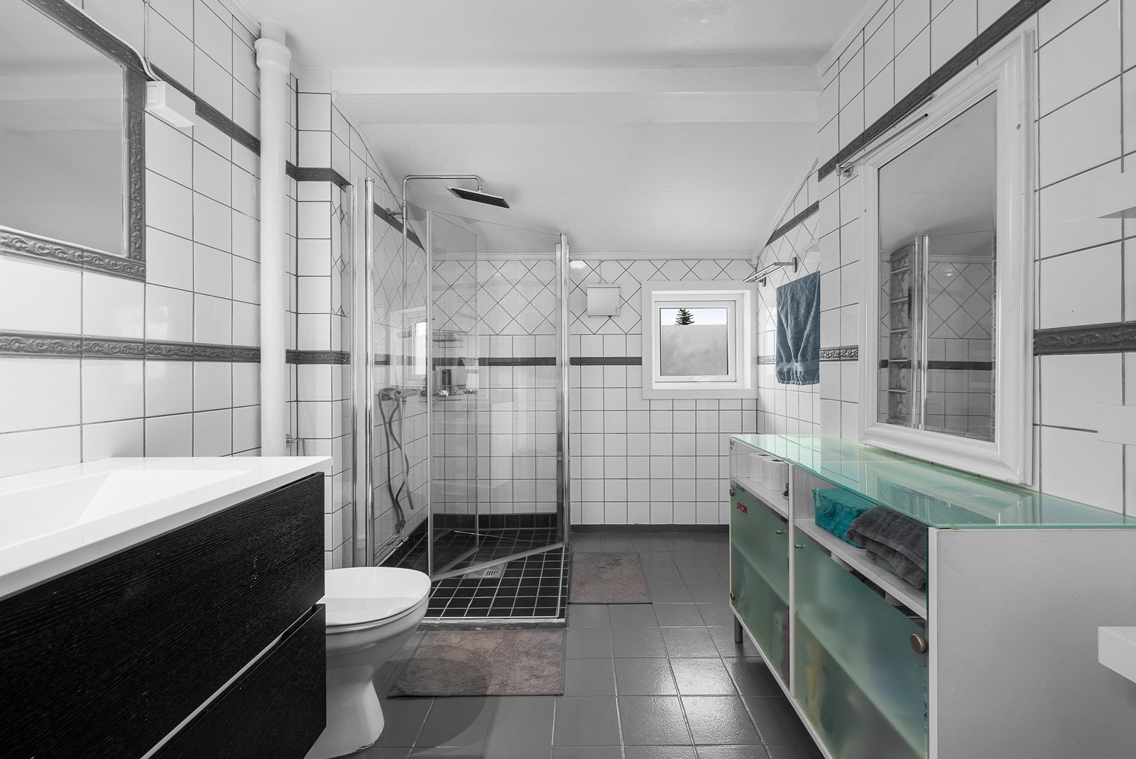 Bad i 1.etasje er flislagt med varme i gulv. Galleribilde