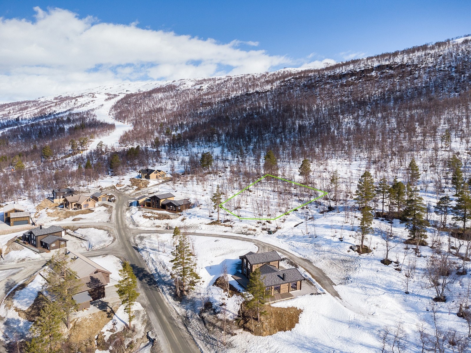 Krogsveen Sunnmøre v/Harald Osdal har gleden av å presentere en flott hyttetomt øverst i Bjorlia med ski-in-ski out! Galleribilde