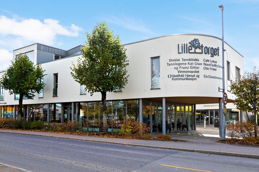 På Lilletorget har du matservering og diverse forretninger Galleribilde