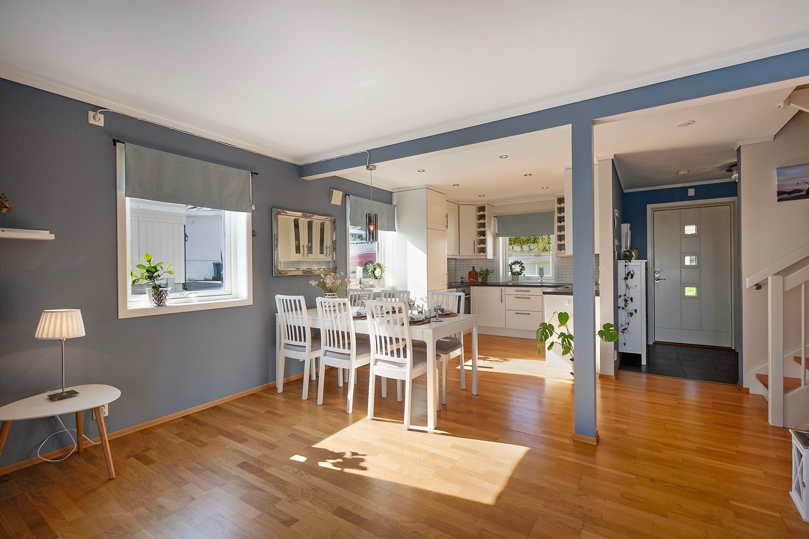 I 1.etasje kommer du inn i stue og kjøkken i åpen løsning, med store vindusflater og downlights i taket på kjøkkenet Galleribilde