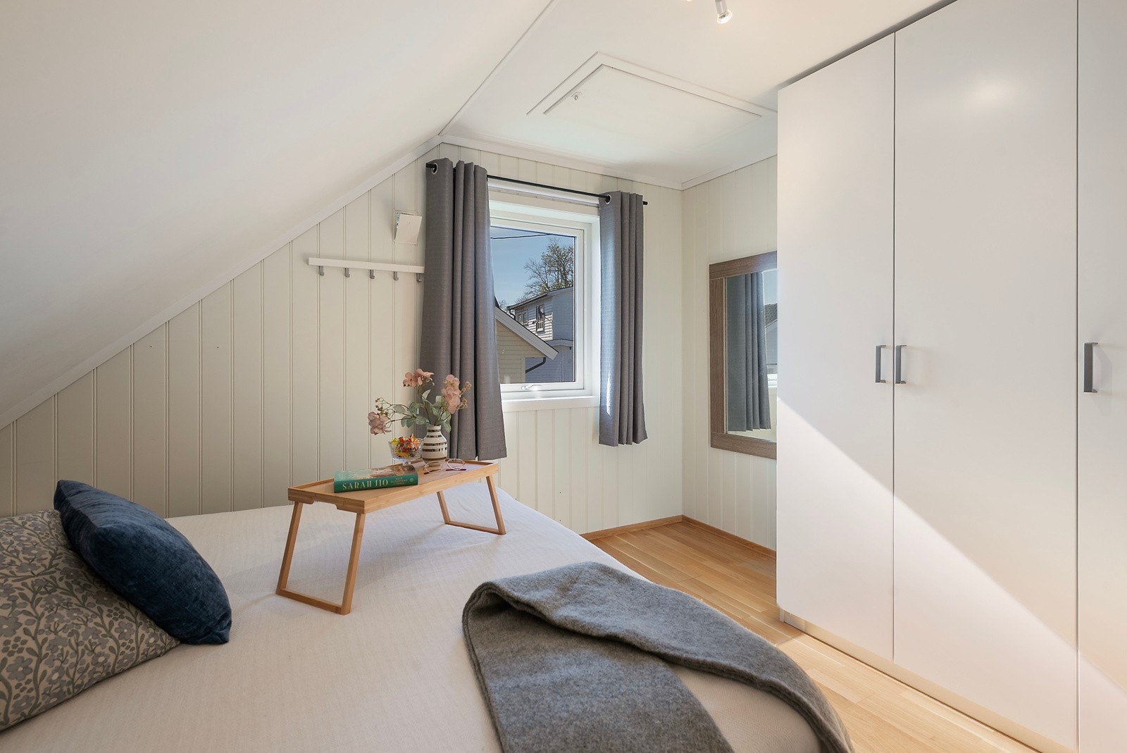 Soverommene har god plass til garderobe og fortsatt plass til seng og kontorplass Galleribilde