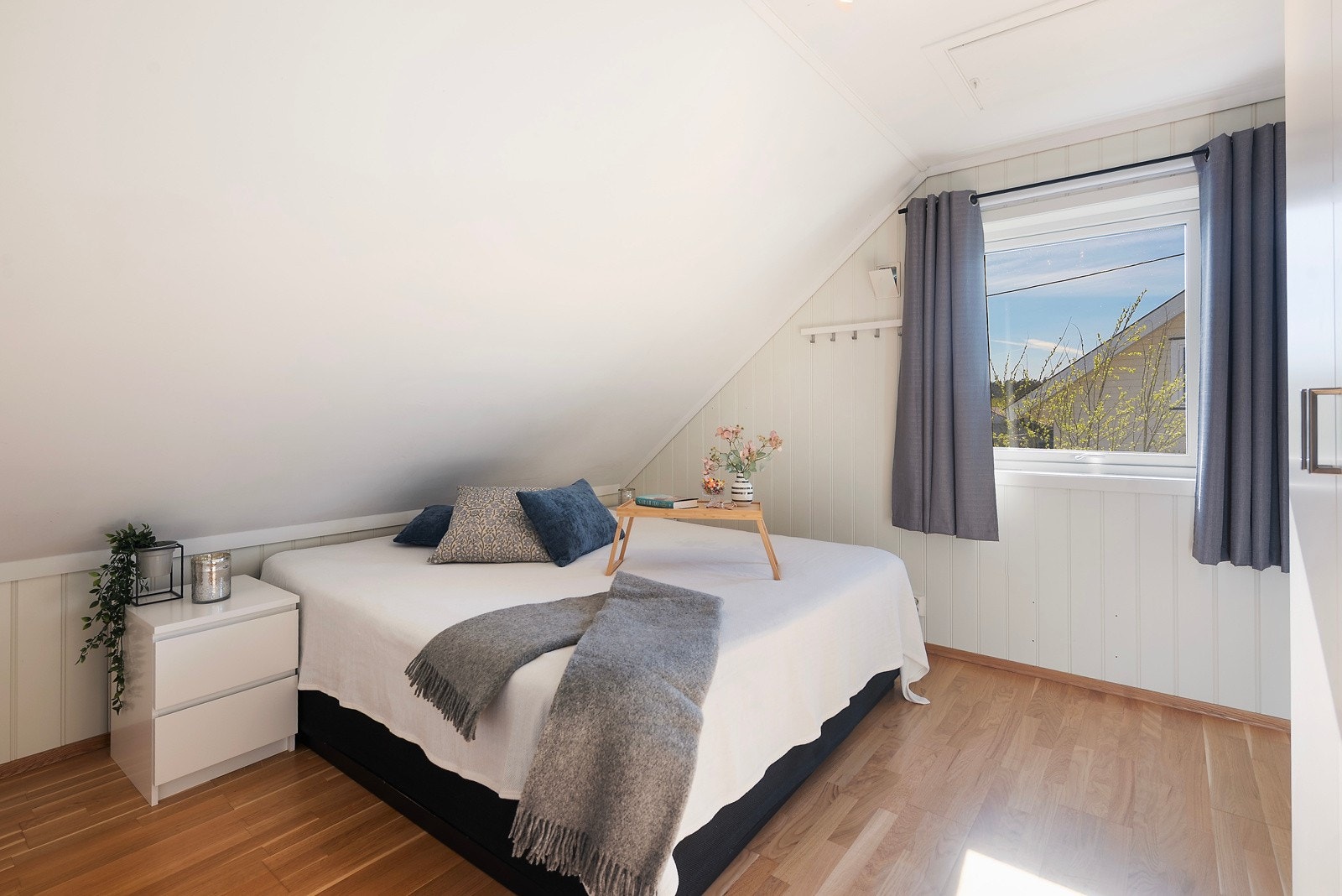 I boligens loftstetasje finner du de 3 soverommene og badet Galleribilde