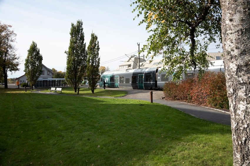 Kort avstand til jernbanestasjonen med god offentlig kommunikasjon til Tønsberg og Oslo Galleribilde