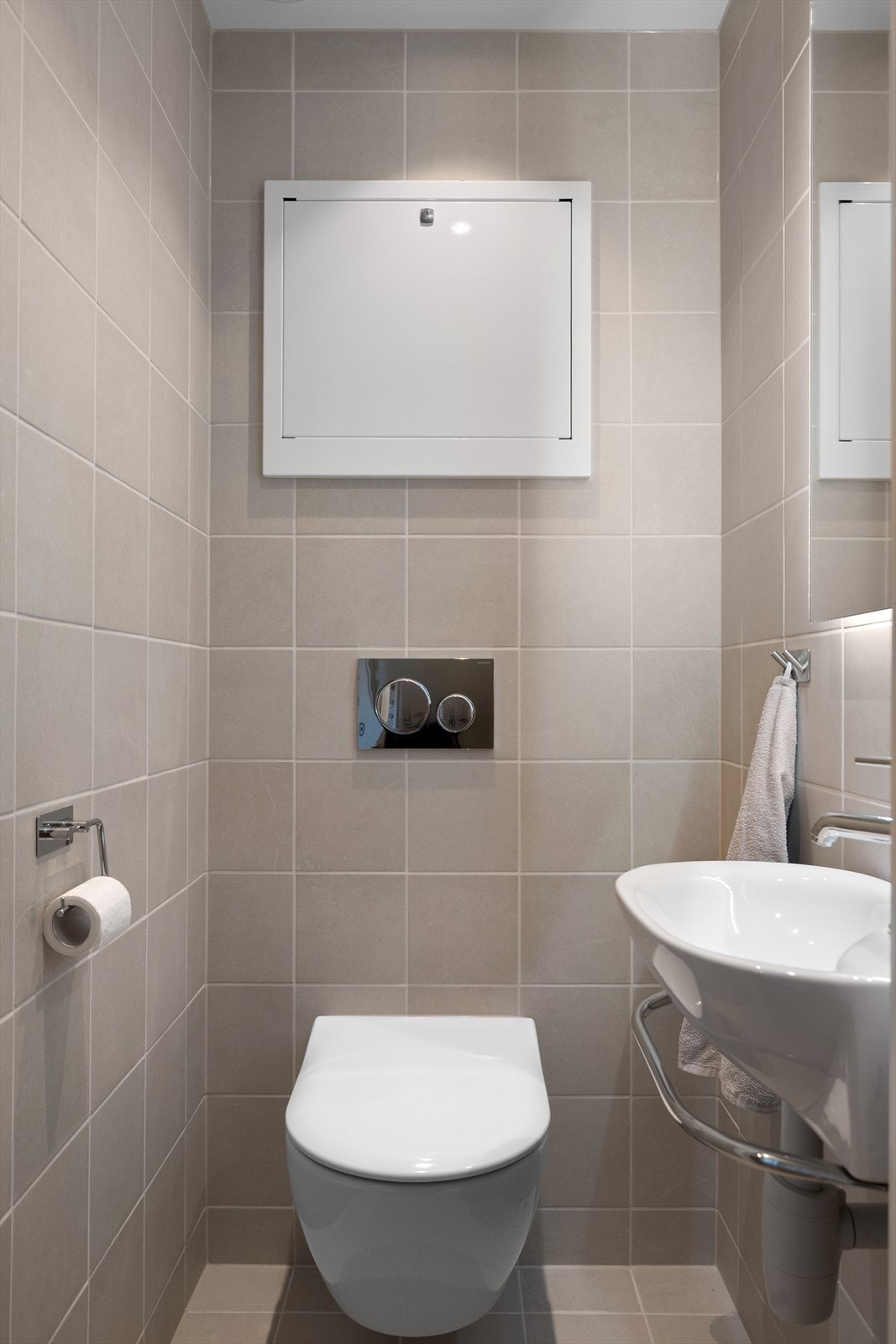Badets toalettrom har også tilsvarende fliser, med samme moderne fargevalg Galleribilde