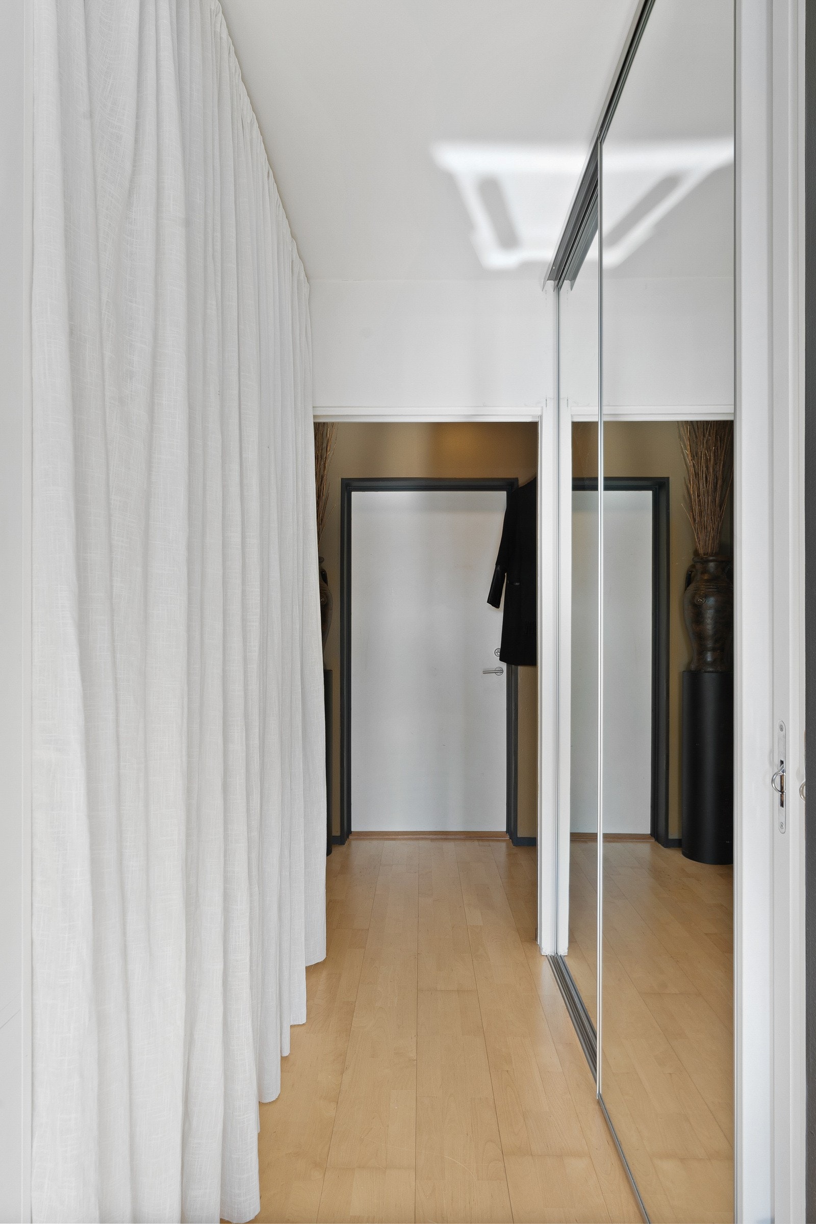 Leiligheten byr på mange gode løsninger for oppbevaring. Galleribilde