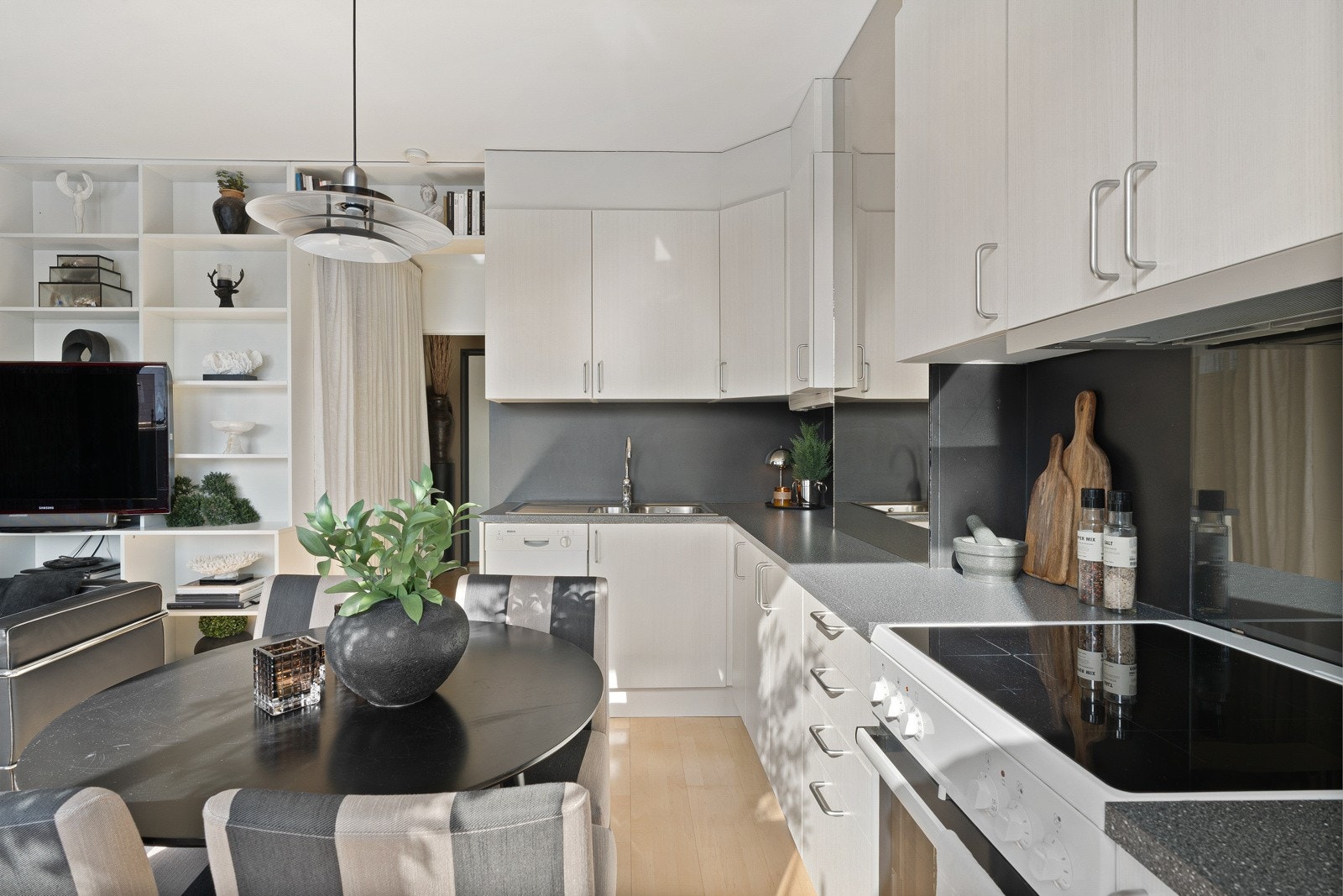 De store vindusflatene sikrer godt med naturlig lys i leiligheten. Galleribilde