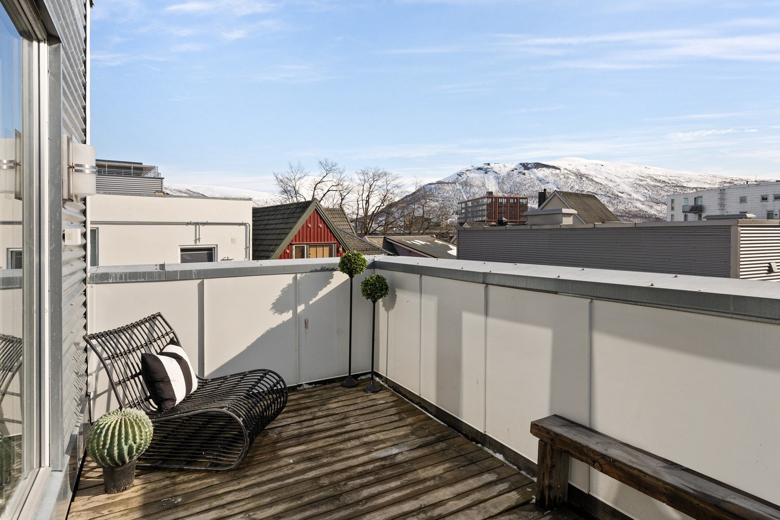 Fra stuen har du utgang til solrik veranda med plass for utemøbler og beplantning! Galleribilde