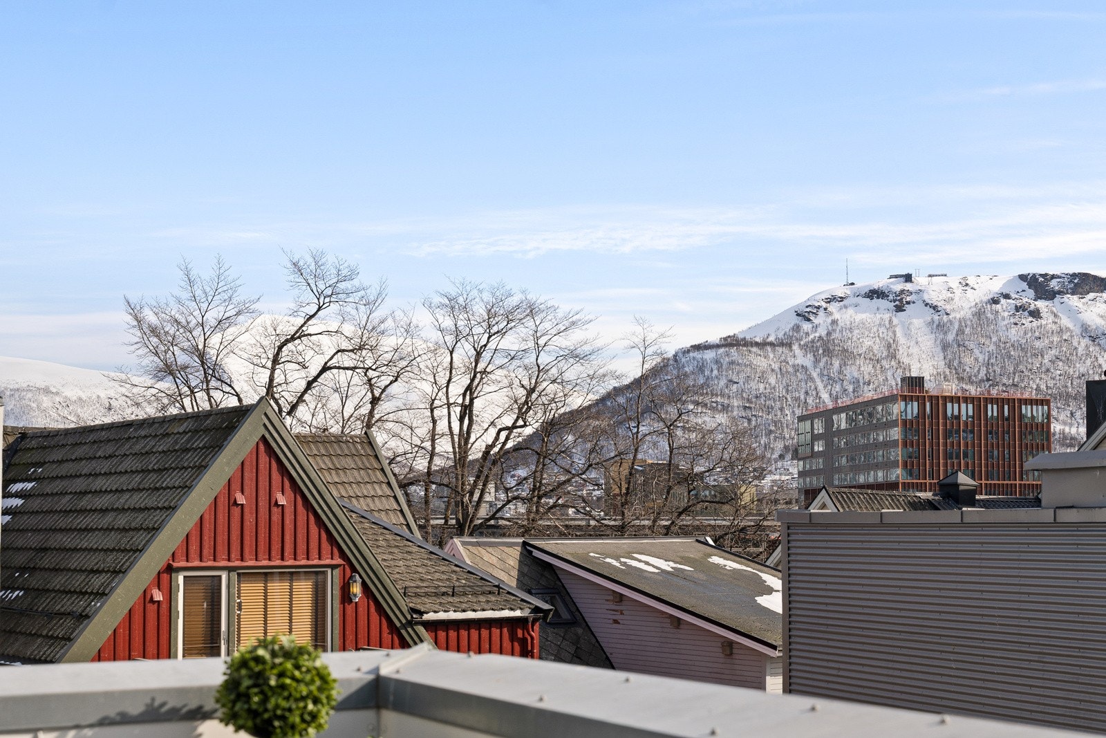 Beliggende i sentrum nord med alle byens fasiliteter noen få steinkast unna. Galleribilde