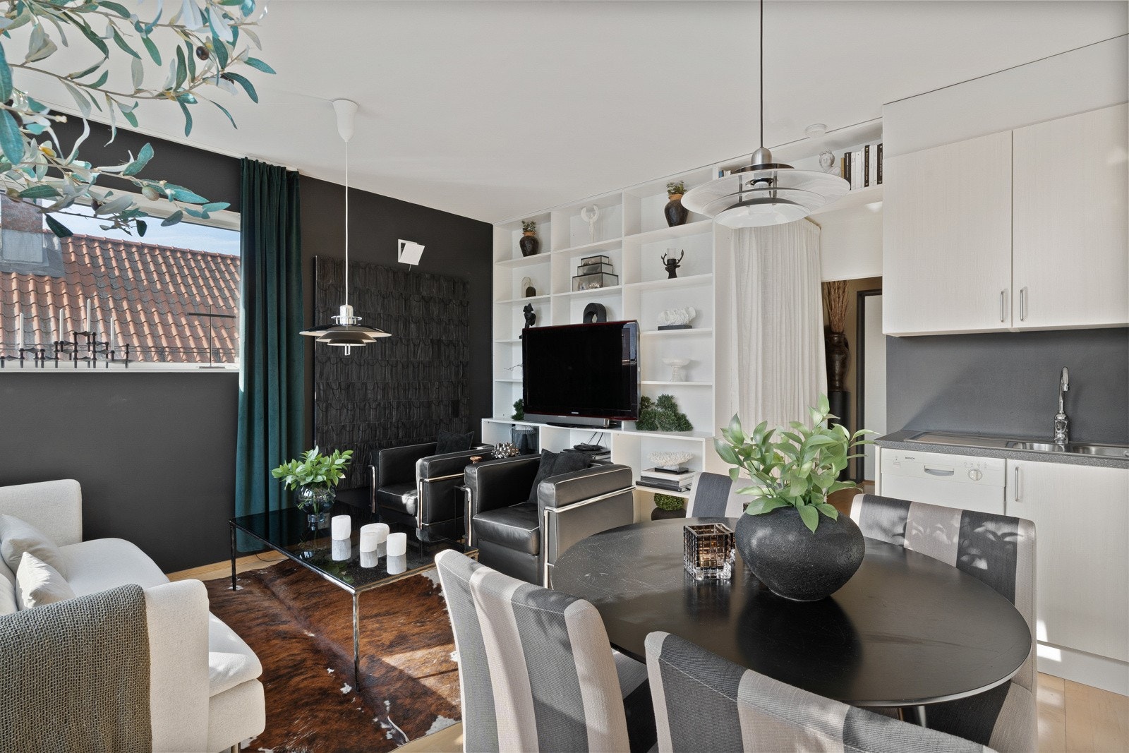 Plass til et koselig spisebord, som en naturlig avdeling mellom stue og kjøkken. Galleribilde