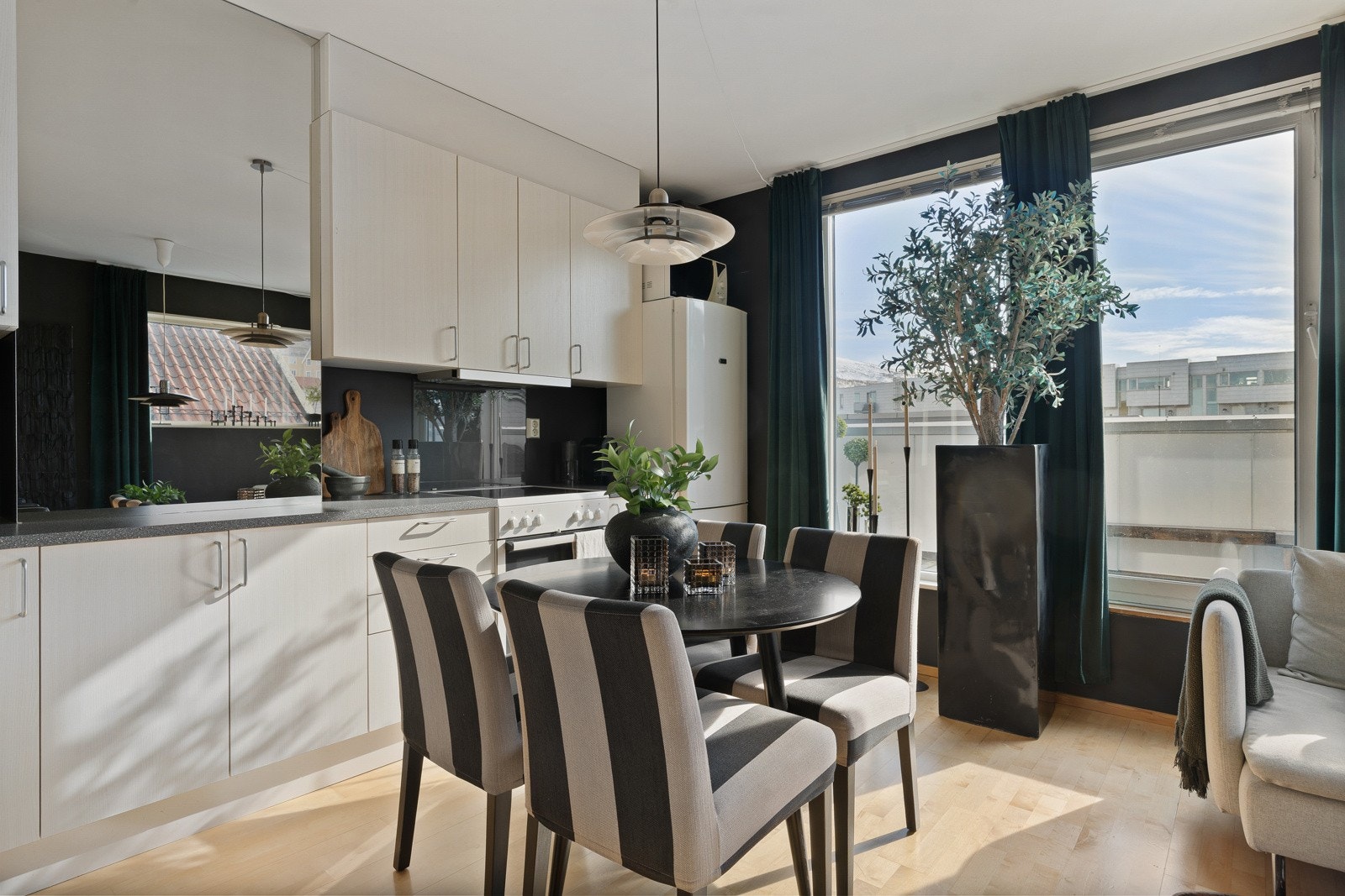 Her har du naturlige soner for å etablere spisebord og sofakrok etc. Galleribilde