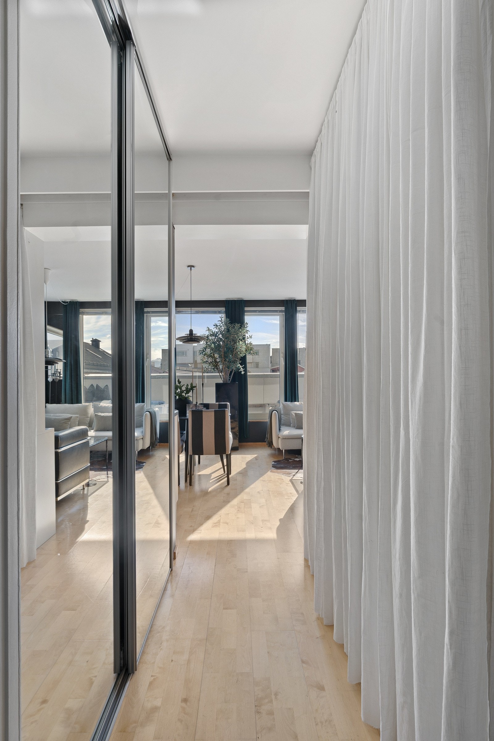 Leiligheten fremstår moderne med tidsriktige og delikate fargevalg. Galleribilde