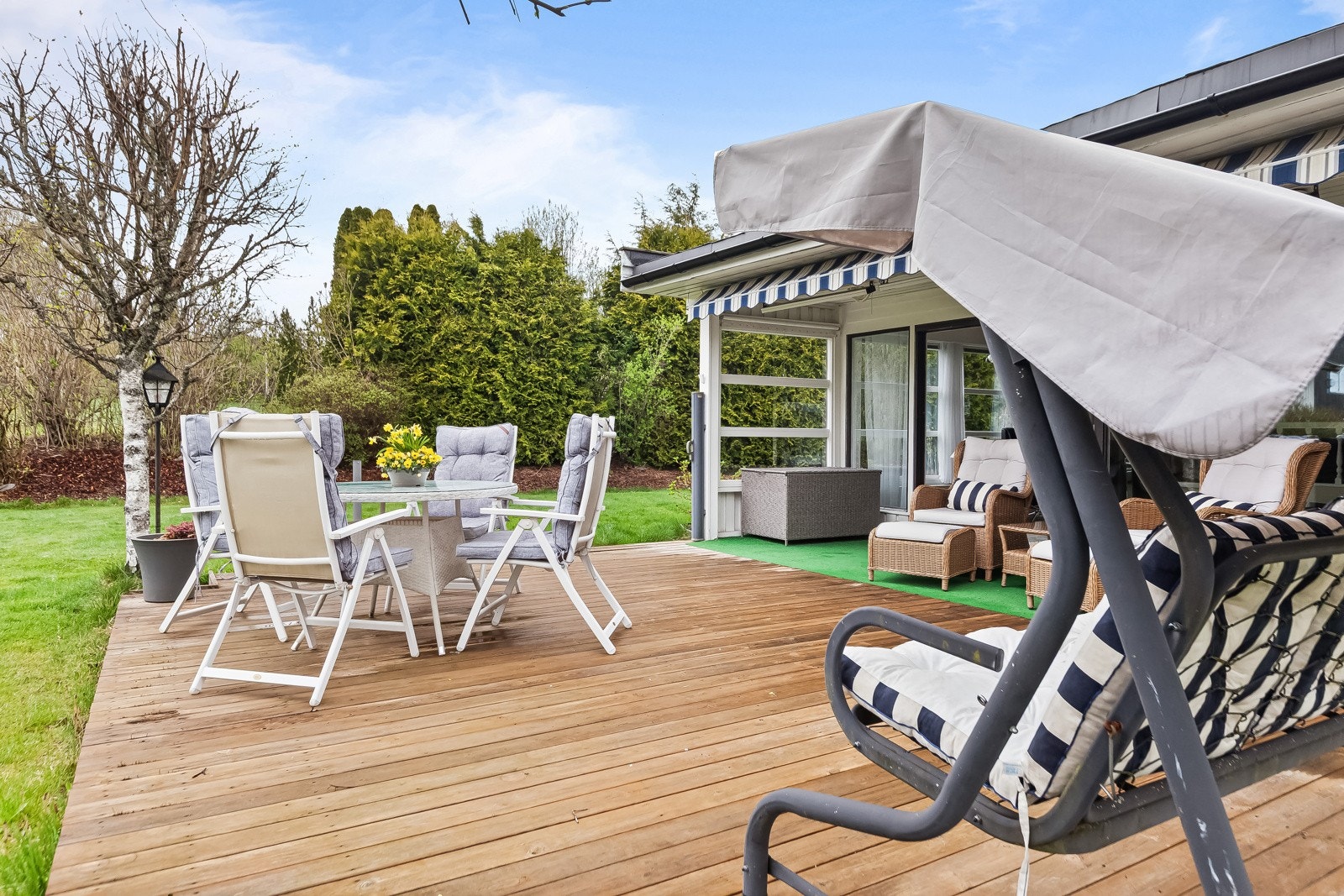 Uteområdet vendt bort fra veien gir et skjermet og privat uterom. Galleribilde