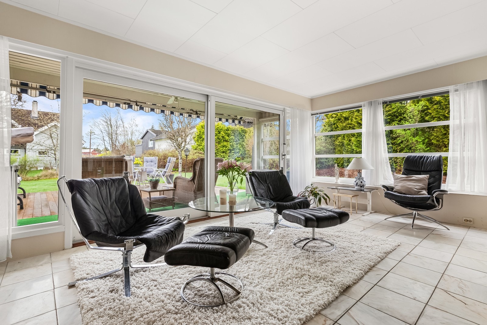 Her er det store vindusflater og terrassedør som slipper inn rikelig med naturlig lys Galleribilde