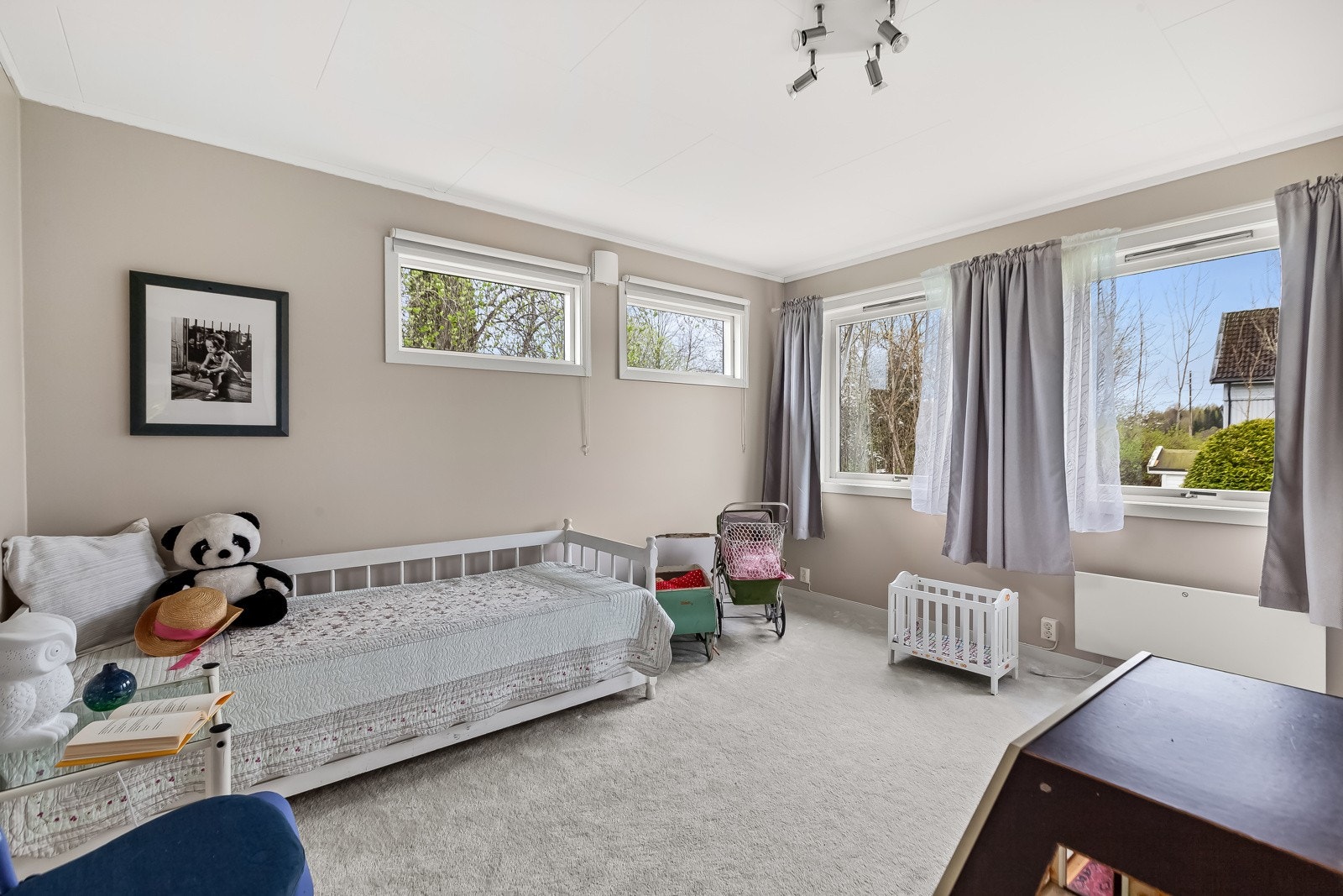 Boligen har totalt 4 soverom, hvor 2 av de har nyere overflater. Galleribilde