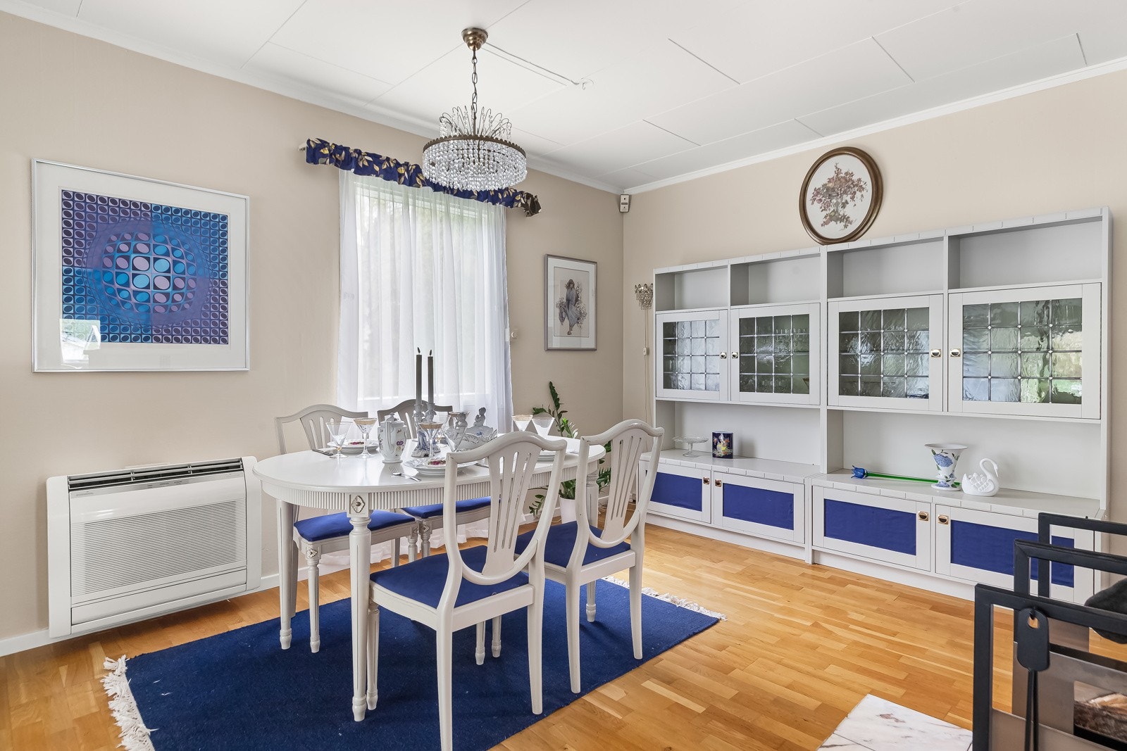 Mellom stue og kjøkken er det naturlig avsatt område for stort spisebord. Galleribilde